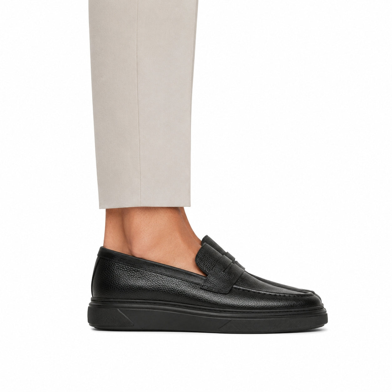 Penny Loafer Marron – porté avec pantalon beige vue de face en marche