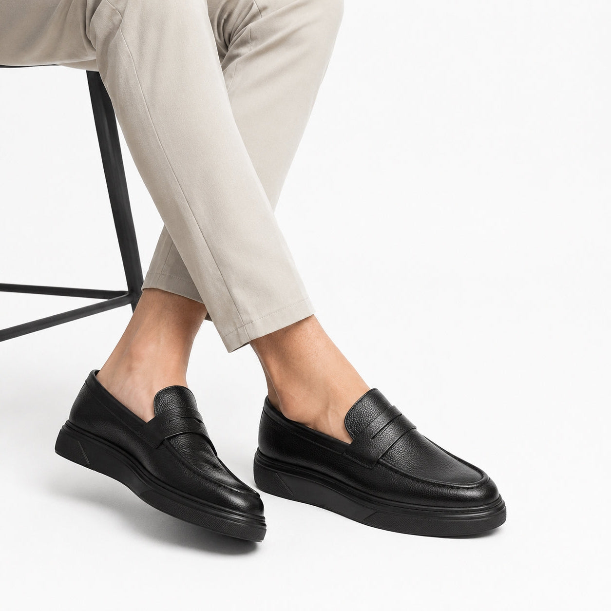 Penny Loafer Marron – porté avec pantalon beige vue de face paire