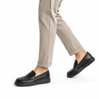 Penny Loafer Marron – porté avec pantalon beige vue latérale en marche