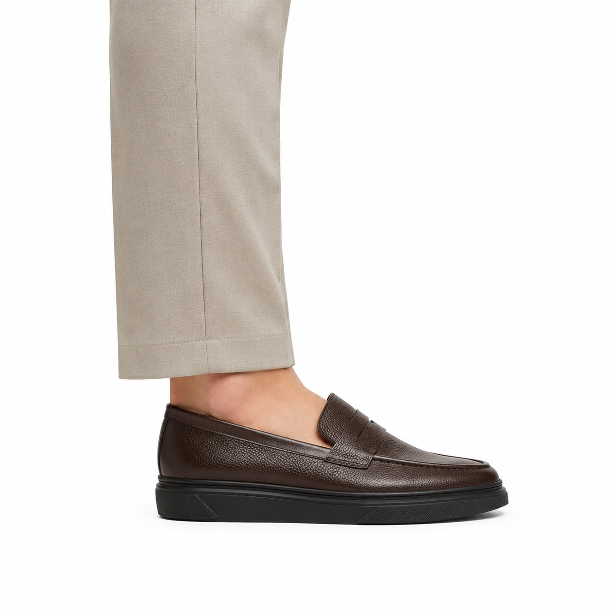 Penny Loafer Marron – porté avec pantalon beige vue latérale assise