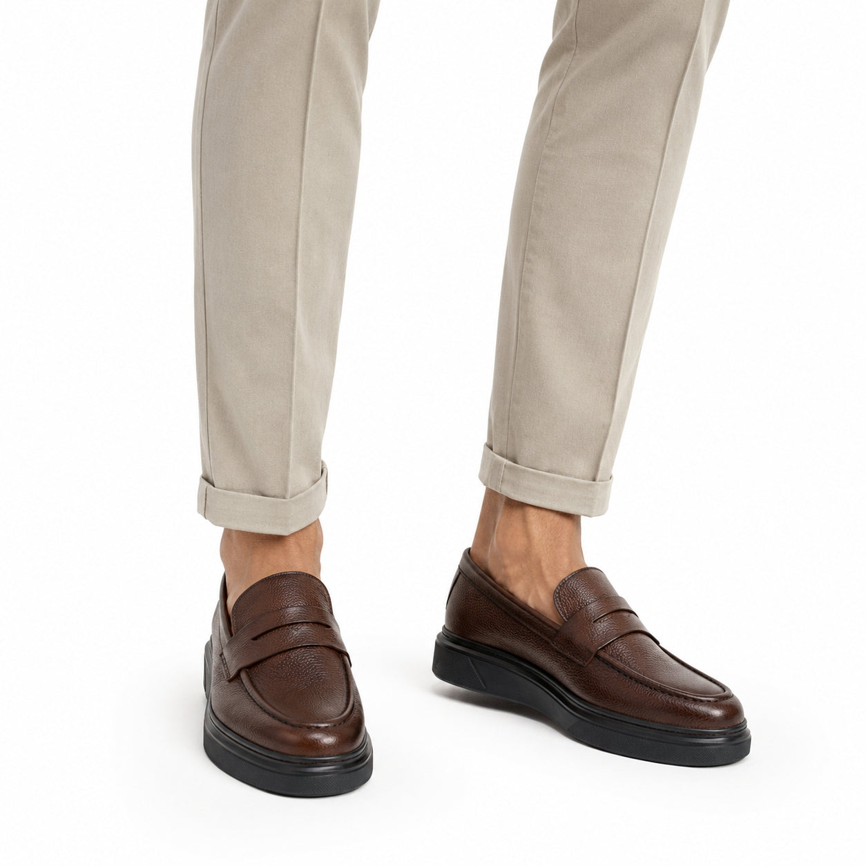 Penny Loafer Noir – porté avec pantalon beige vue de face paire