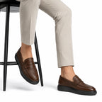 Penny Loafer Noir – porté avec pantalon beige vue latérale en marche