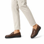 Penny Loafer Noir – porté avec pantalon beige vue latérale assise