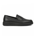 Penny Loafer Noir – porté avec pantalon beige vue de face en marche