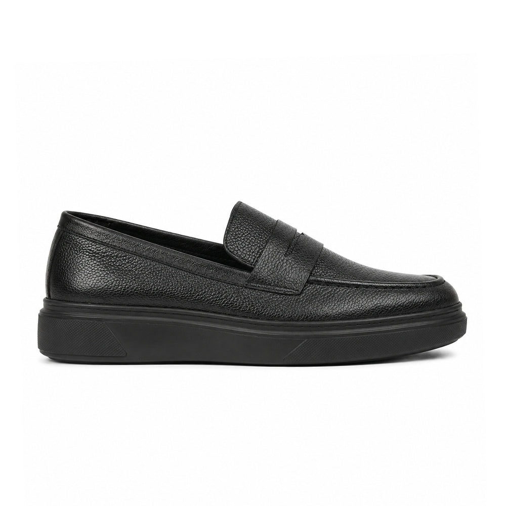 Penny Loafer Noir – porté avec pantalon beige vue de face en marche