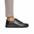 Sneaker Marine – portée avec pantalon gris vue de face