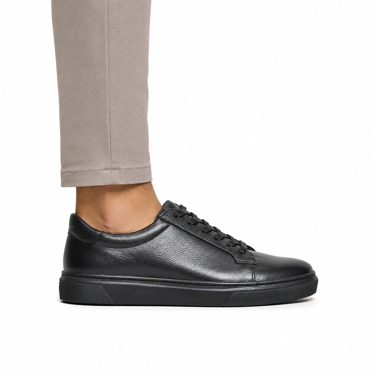 Sneaker Marine – portée avec pantalon gris vue de face