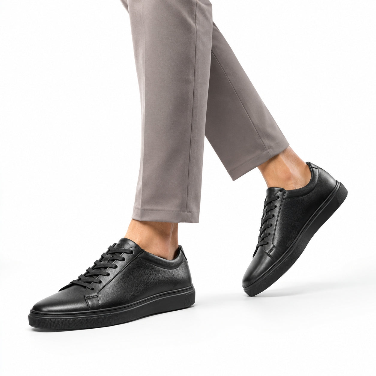 Sneaker Noir – vue profil fond blanc