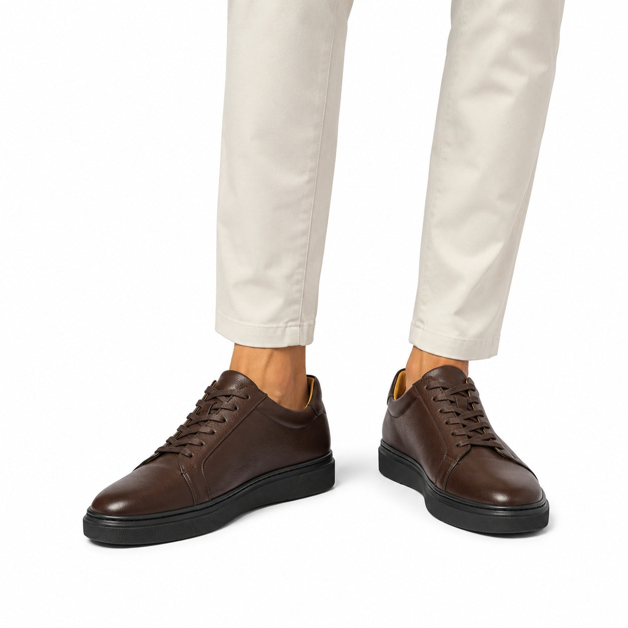 Sneaker Marine – portée avec pantalon gris vue latérale en marche