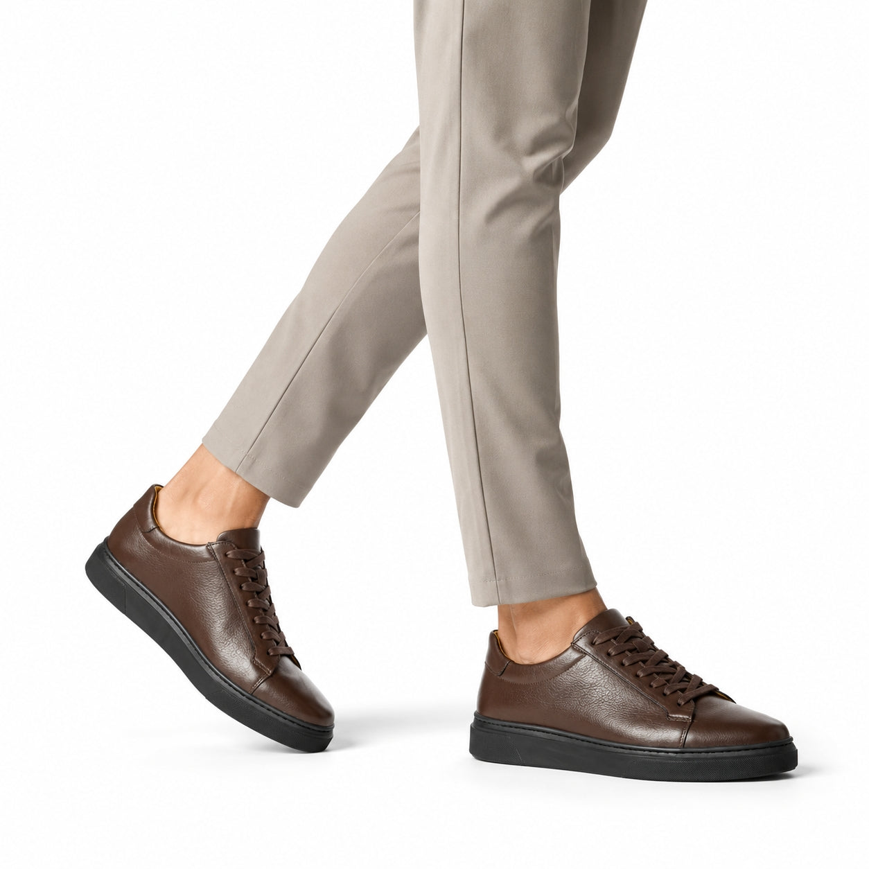 Sneaker Marine – portée avec pantalon gris vue de face en marche