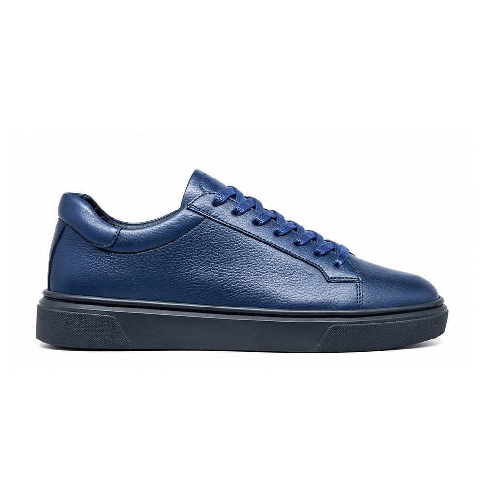 Sneaker Noir – portée avec pantalon beige vue de face assise