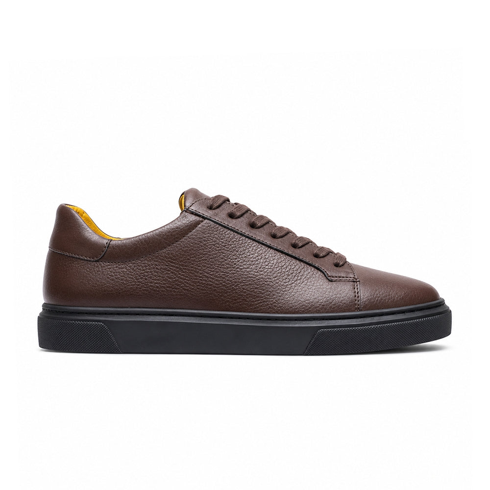 Sneaker Noir – portée avec pantalon gris vue latérale en marche