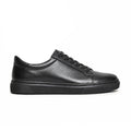 Sneaker Noir – portée avec pantalon gris vue latérale