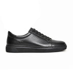 Sneaker Noir – portée avec pantalon gris vue latérale