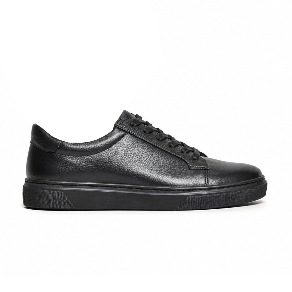 Sneaker Noir – portée avec pantalon gris vue latérale