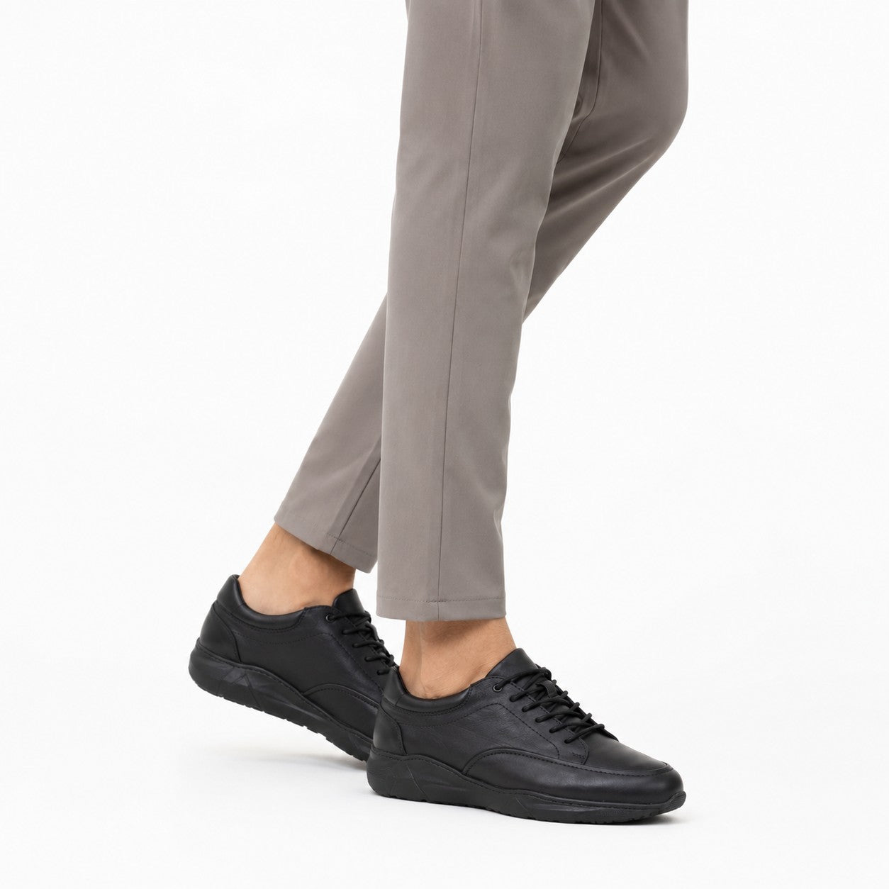 Sneaker Marron bimatère – portée avec pantalon taupe vue latérale en marche
