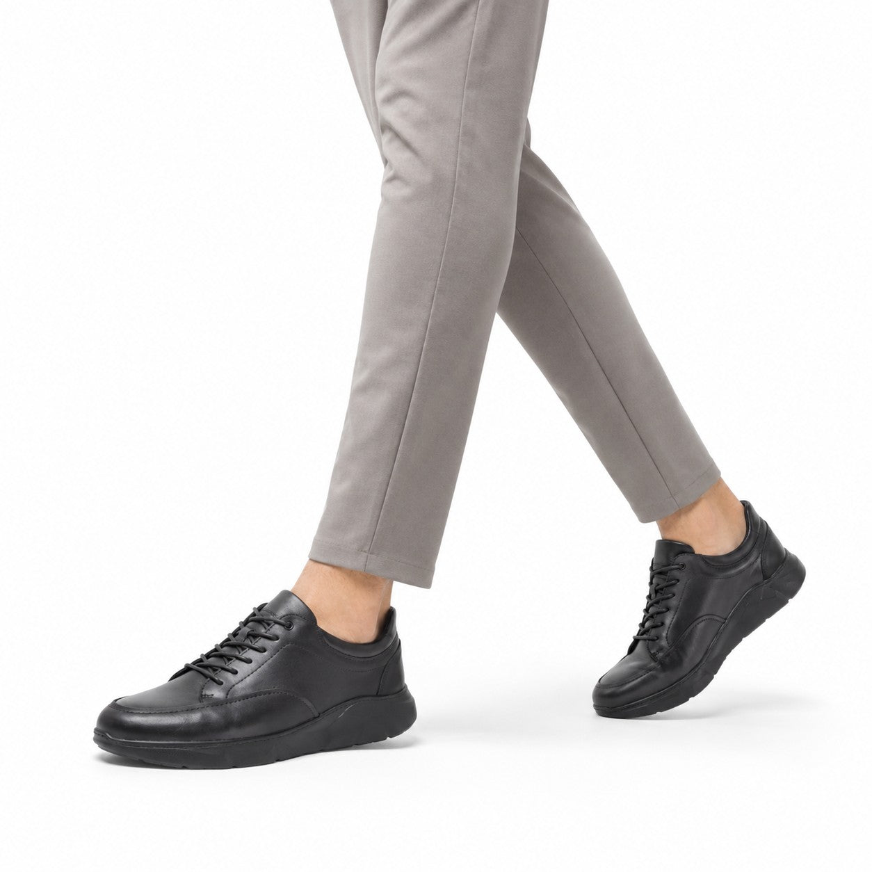 Sneaker Noir total – portée avec pantalon gris vue assise