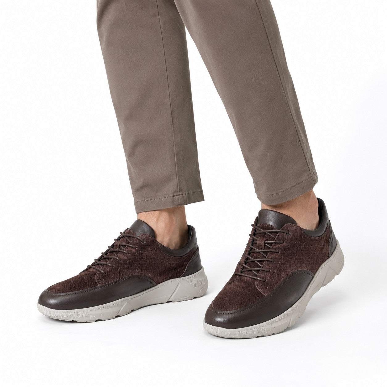 Sneaker Marron bimatère – vue profil fond blanc