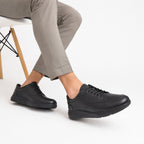 Sneaker Marron bimatère – portée avec pantalon taupe vue assise