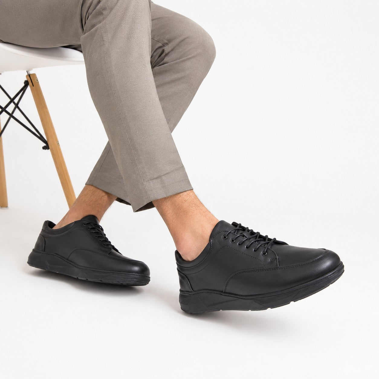 Sneaker Marron bimatère – portée avec pantalon taupe vue assise