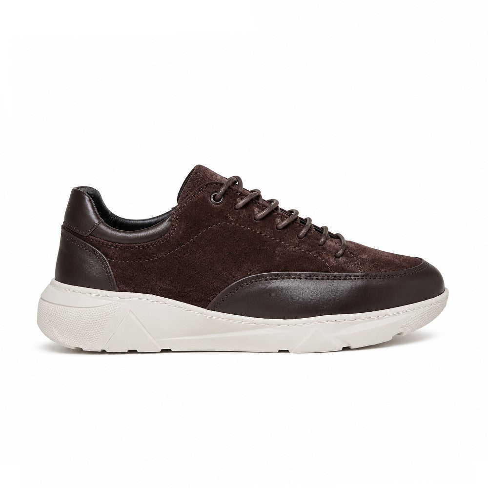 Sneaker Marron bimatère – portée avec pantalon taupe vue de face en marche