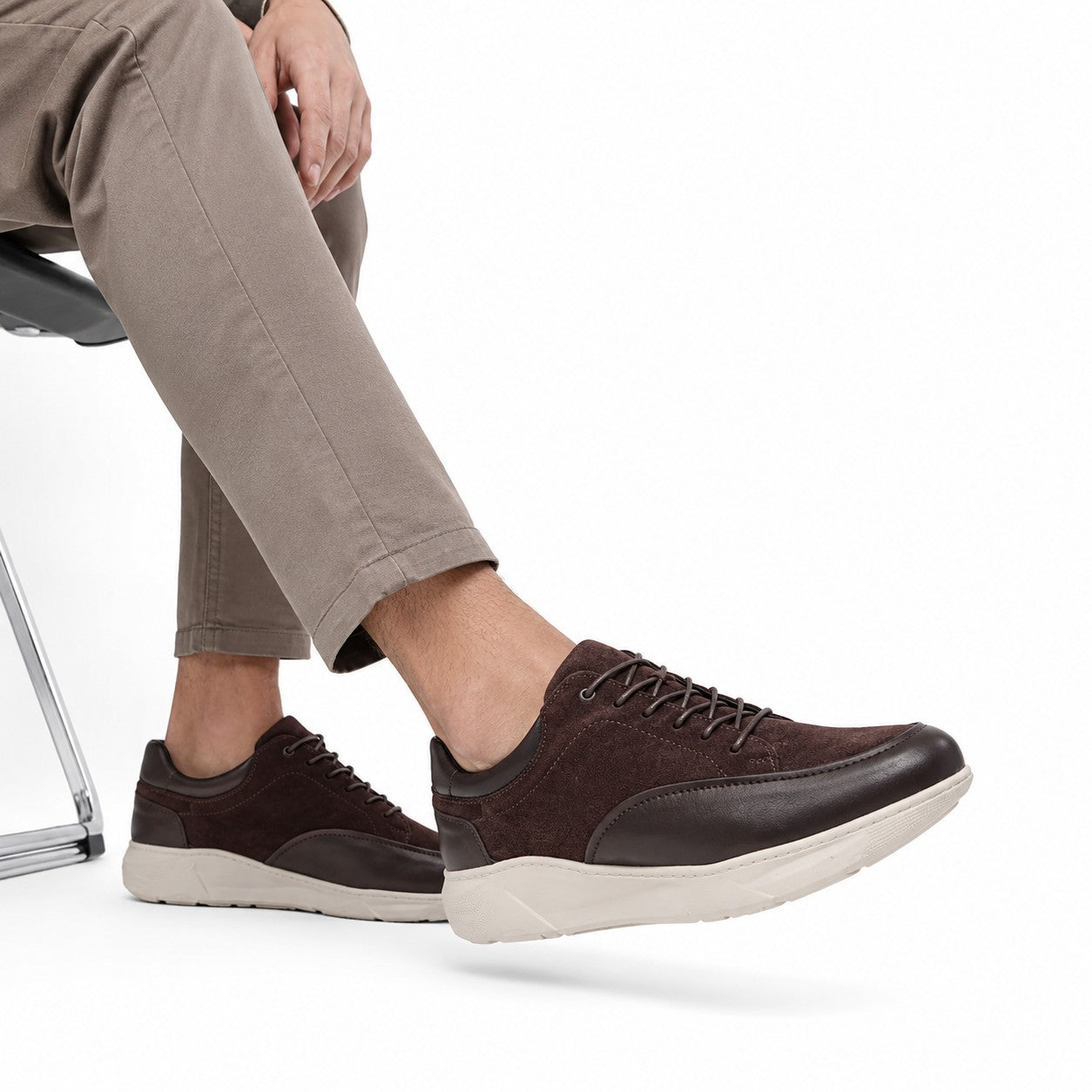 Sneaker Marron bimatère – portée avec pantalon taupe vue latérale en marche paire
