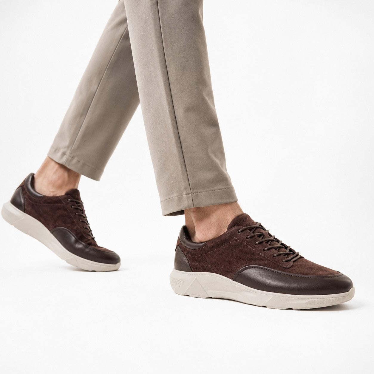Sneaker Noir total – vue profil fond blanc