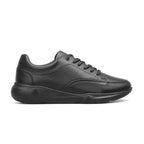 Sneaker Noir total – portée avec pantalon gris vue latérale assise