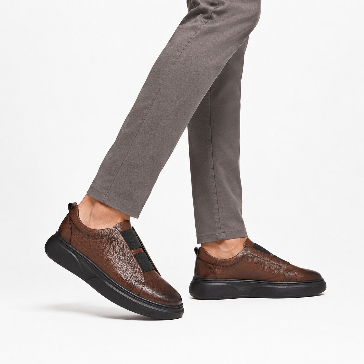 Slip-On Noir – porté avec pantalon beige vue de face paire