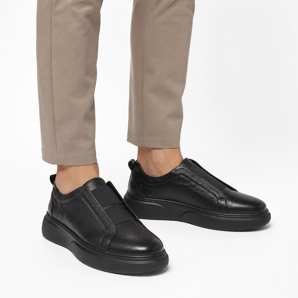 Slip-On Cognac – porté avec pantalon beige vue latérale en marche
