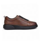 Slip-On Cognac – porté avec pantalon beige vue latérale paire