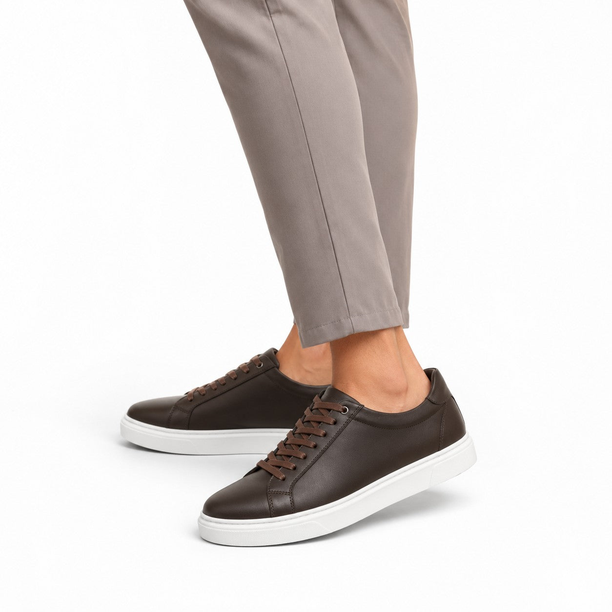 Sneaker Noir semelle blanche – portée avec pantalon gris vue assise