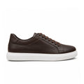 Sneaker Marron semelle blanche – portée avec pantalon beige vue en marche