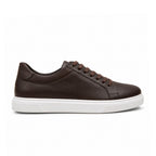 Sneaker Marron semelle blanche – portée avec pantalon beige vue en marche